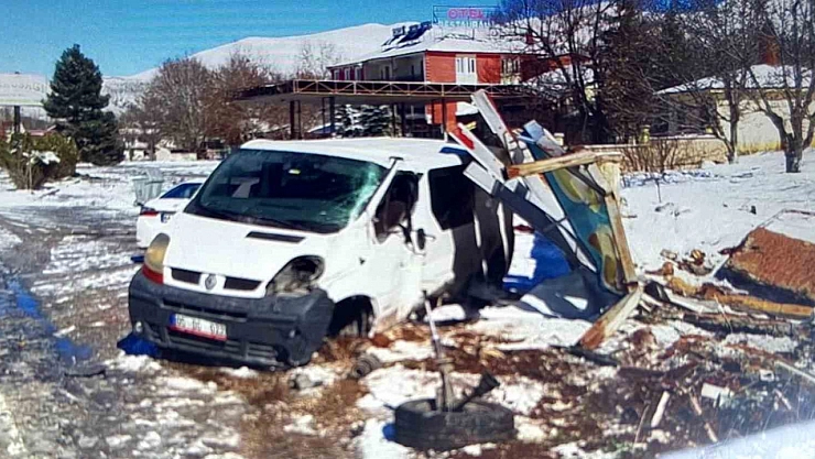 Araç reklam panosuna çarptı: 2 yaralı