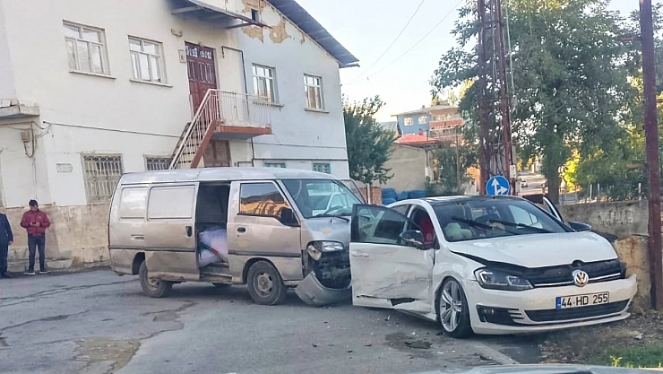 Malatya'da trafik kazası: Araçlarda maddi hasar oluştu