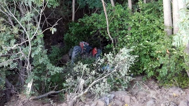 Traktör dereye uçtu: 1 ölü