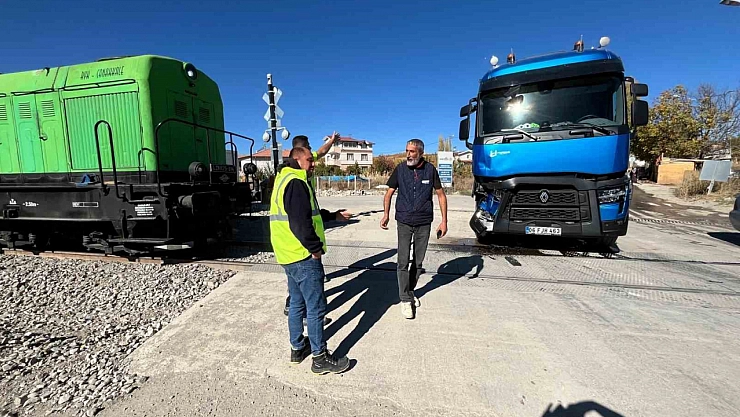 Malatya'da facia ucuz atlatıldı: Tren tıra çarptı