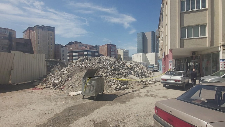 Malatya'da Valilik Yasağına Rağmen Molozlar Sokakta! 53 Gündür Kaldırılmıyor