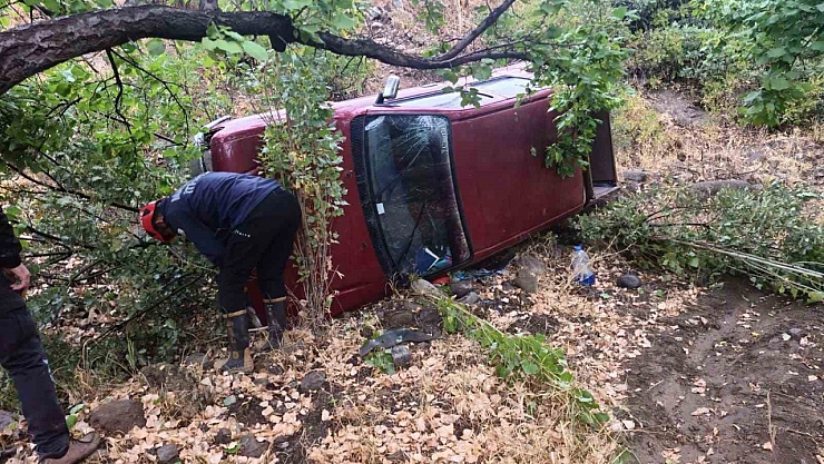 Malatya'da pikap şarampole uçtu: 2 yaralı