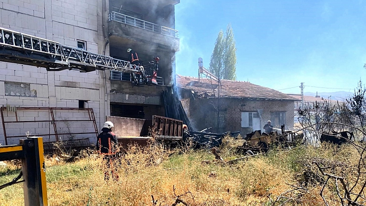 Malatya'da yangın paniği: Ev ve tarım arazisinde büyük zarar