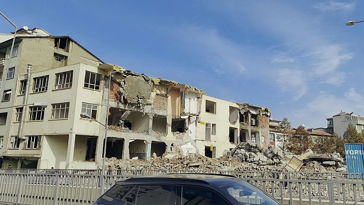 Malatya'da Yıkım Sırasında Güvenlik Önlemi Hiçe Sayıldı.. İhmalkarlığın Sorumlusu Kim?