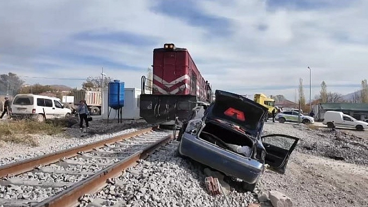 Doğanşehir'de Korkutan Kaza: Yük Treni Hemzemin Geçitte Otomobile Çarptı