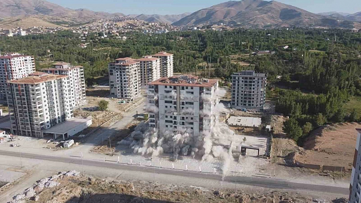 Yüksek katlı binalar patlatılarak yıkılıyor