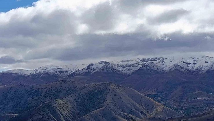 Malatya'ya yılın ilk karı düştü: Beydağı beyaza büründü...