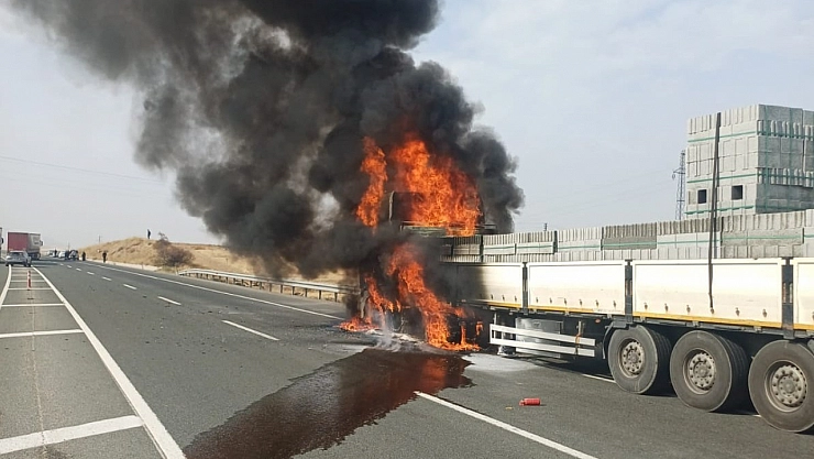 Malatya Elazığ Karayolunda tır alev aldı