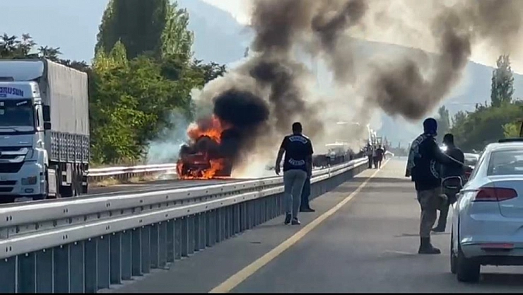 Malatya Elazığ yolunda araç alev aldı!