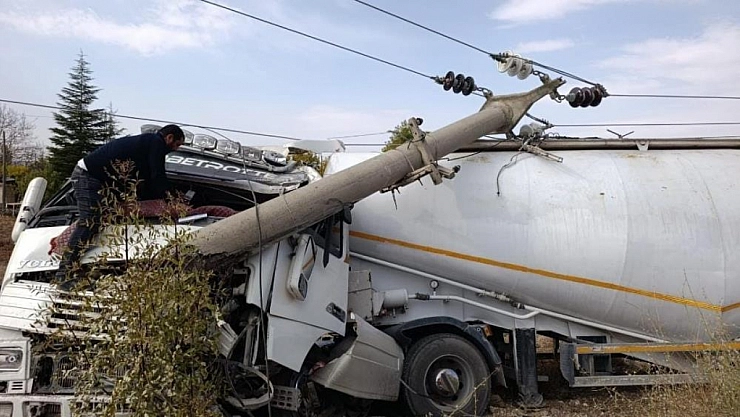 Malatya Elazığ yolunda tır elektrik direğine çarptı: 1 yaralı