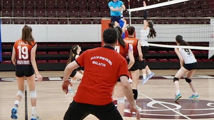 Rakip Tanımadılar! Malatya Yıldız Kızlar Takımı Elazığ'dan Şampiyon Döndü