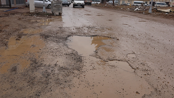 Malatya'nın Çamurlu Yolları Hem Sürücülere Hem de Yayalara Çile Olmaya Devam Ediyor!