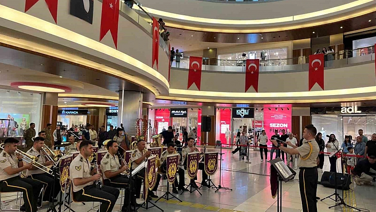 AVM'de Gaziler Günü konseri