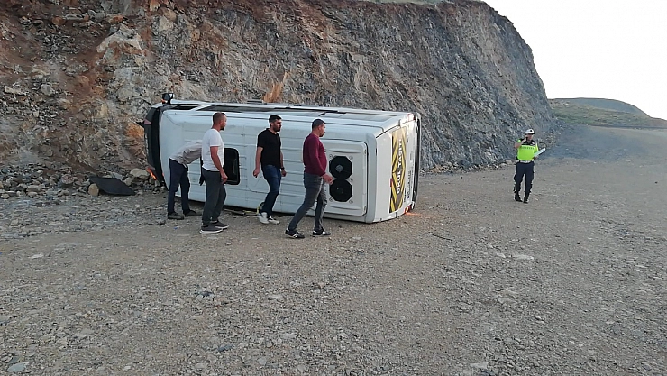 Malatya-Sincik yolunda minibüs devrildi: 13 yaralı!