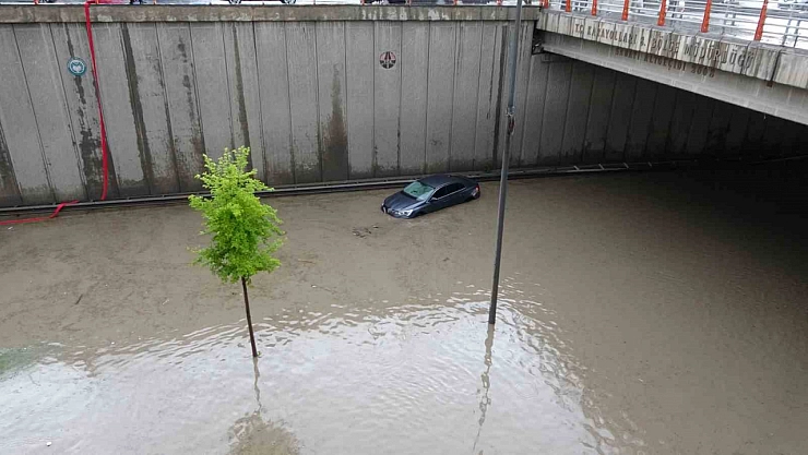 Malatya'da sağanak yağış trafiği felç etti!