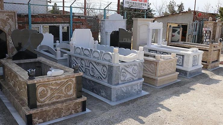 Otomobil fiyatına mezar taşları 