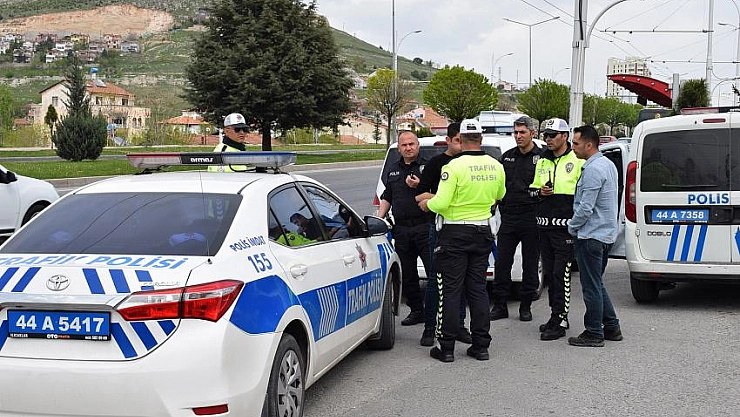 Otomobil yayaya çarptı 