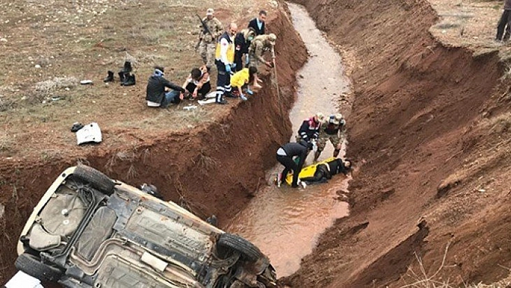 Malatya'da dere yatağına devrilen otomobildeki 3 kişi yaralandı
