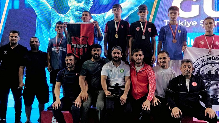 Malatyalı genç güreşçiler madalyayla döndü!