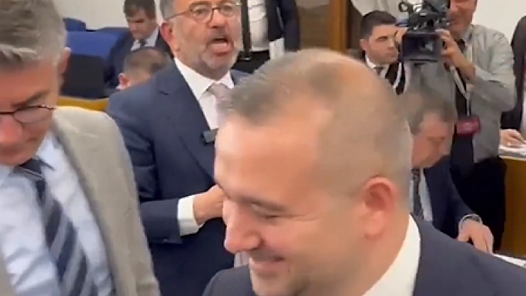 Malatyalı vekil önce tokalaştı sonra protesto etti: 'Fakir fukaraya darbe yapıldı'