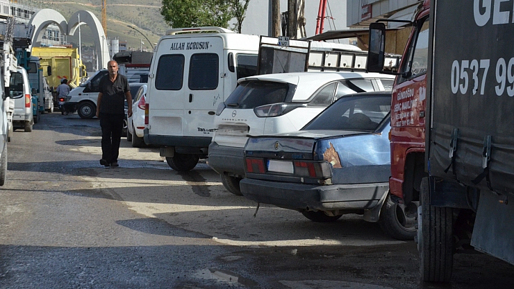 Malatyalılar yolunu şaşırdı| Kaldırımlar araç doldu!
