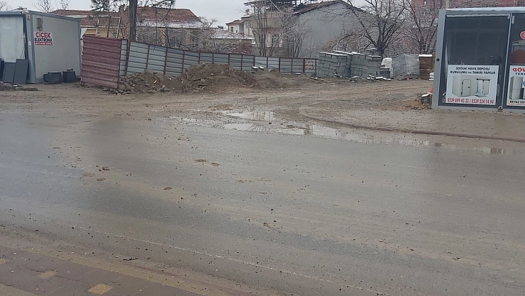 Malatyalıların Zorlu Mücadelesi: Güneşli Havada Toz, Yağışlı Havada Çamurla Boğuşuyor