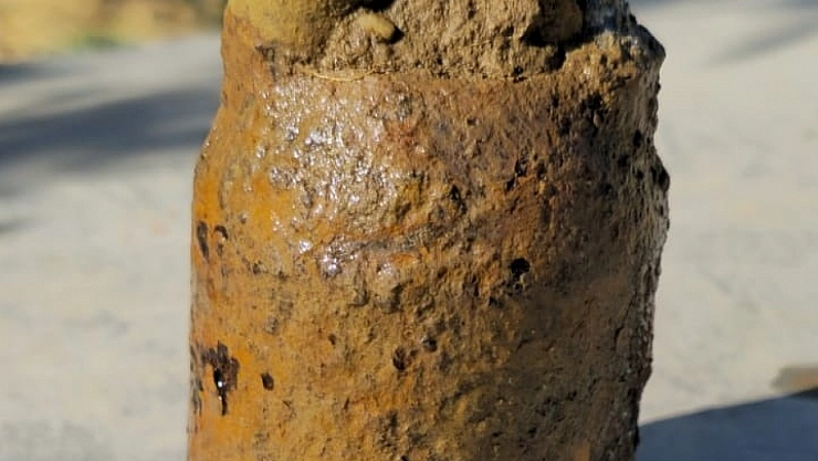 Manisa'da zeytin bahçesinde asırlık top mermisi bulundu