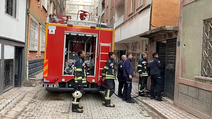 Metruk binada yangın çıktı