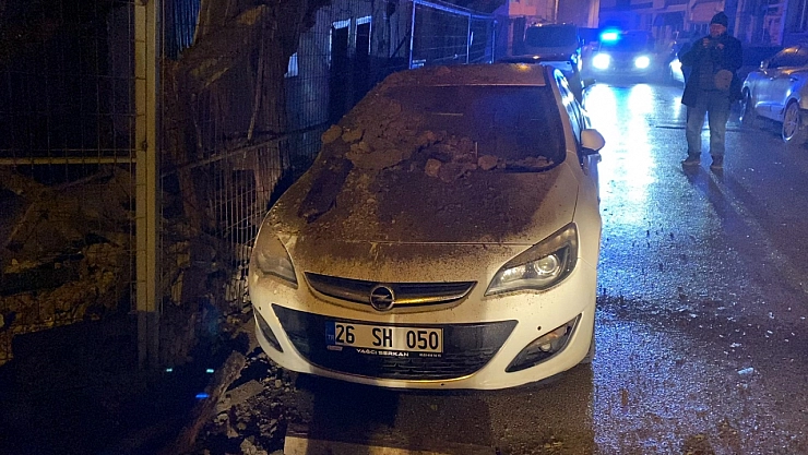 Metruk binanın bir kısmı otomobilin üzerine yıkıldı