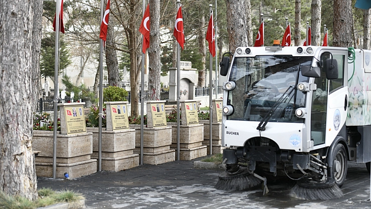Mezarlıklarda bayram hazırlığı