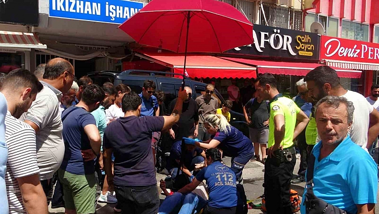 Yaralıyı şemsiye ile korudular