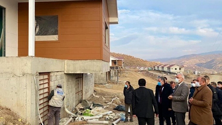 Deprem konutlarını incelediler