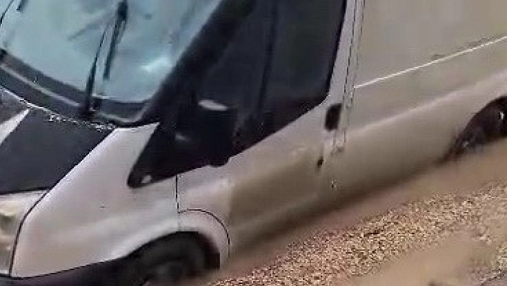 Minibüs çöken yolda mahsur kaldı