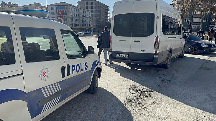 Minibüs ile otomobil çarpıştı