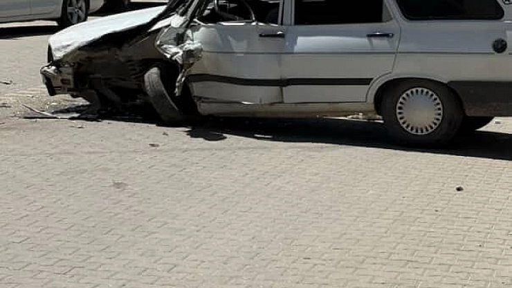 Minibüs ile otomobil çarpıştı