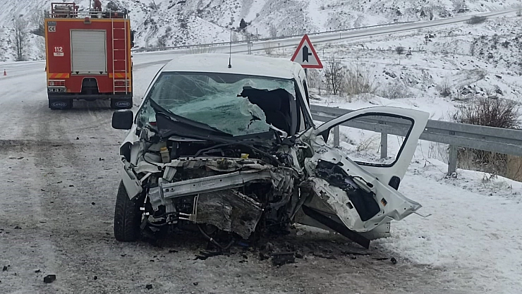 Minibüs ile otomobile çarpıştı çok sayıda yaralı var