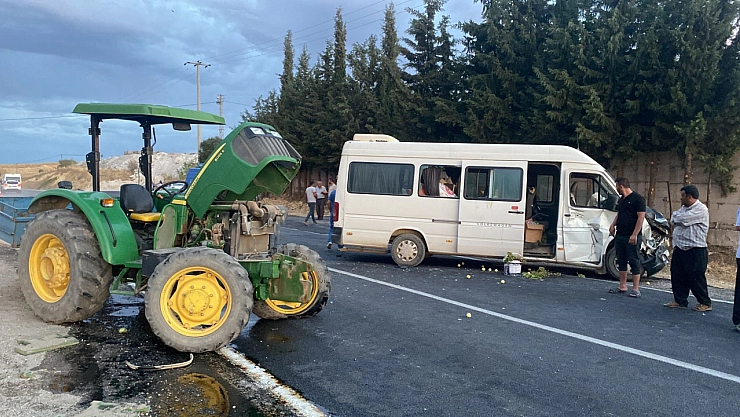 Minibüs ile traktör çarpıştı