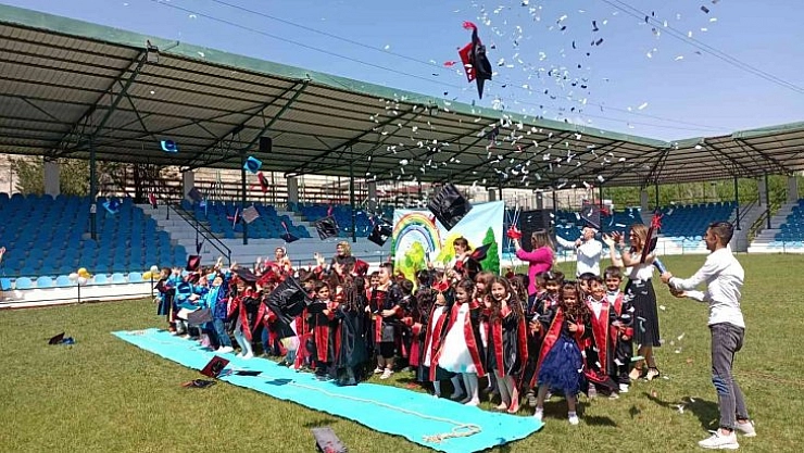 Minikler kep attı