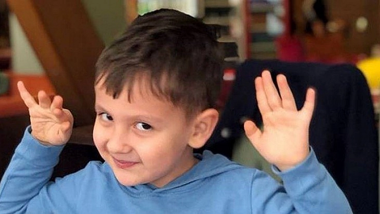 Küçük çocuk bağış bekliyor