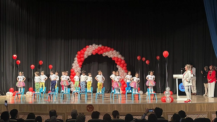 Miniklerin 23 Nisan gösteri alkış aldı