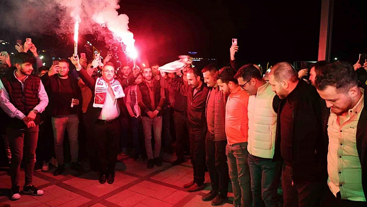 7'den 70'e herkes orada! Miting alanı değil, sahur halayı
