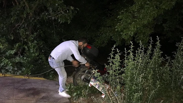 Motosiklet devrildi 3 yaralı