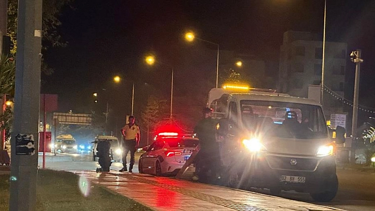 Motosiklet direğe çarptı