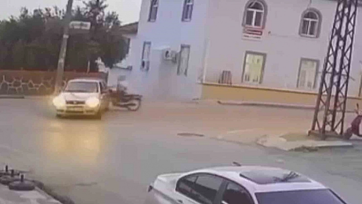 Motosiklet, otomobile ok gibi saplandı