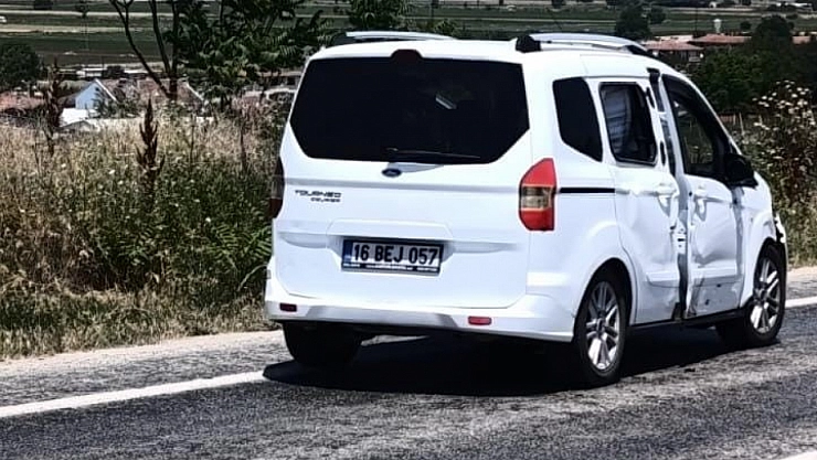 Motosiklet hafif ticari araçla çarpıştı