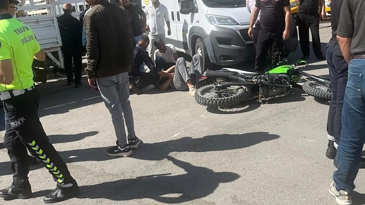 Motosiklet ile panelva çarpıştı: 1 yaralı