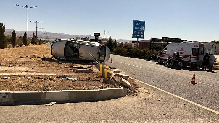 Motosikletle otomobil çarpıştı: 1'i ağır 2 yaralı