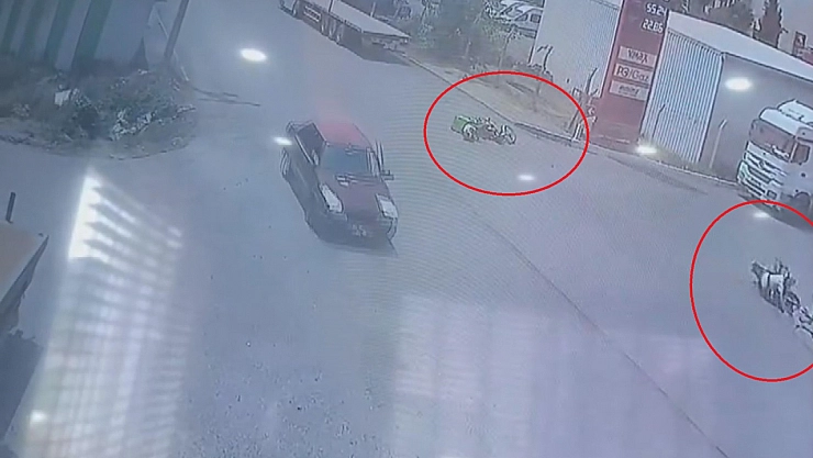 Motosikletlerin çarpışmasıyla yere savruldular