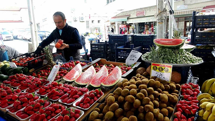 Karpuz, çilek ve çağla tezgahlarda yerini aldı