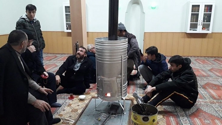 Evlerine giremeyenleri camilere davet etti